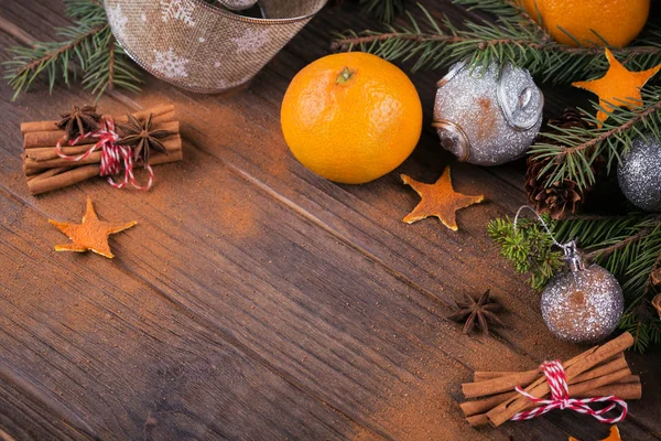 Baharat ve Noel dekorasyonu ile taze mandalina