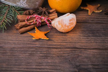 Baharat ve Noel dekorasyonu ile taze mandalina