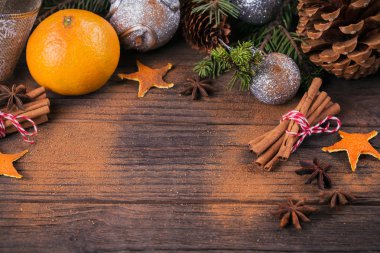 Baharat ve Noel dekorasyonu ile taze mandalina