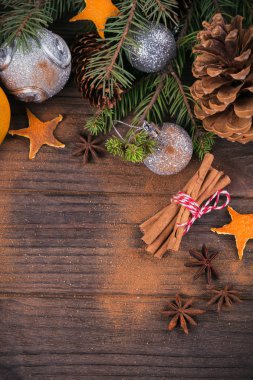 Baharat ve Noel dekorasyonu ile taze mandalina