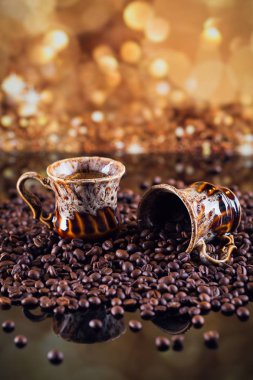 Fincan kahve ve Kupası kavrulmuş kahve çekirdekleri tam. 