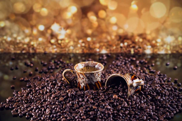 Fincan kahve ve Kupası kavrulmuş kahve çekirdekleri tam. 