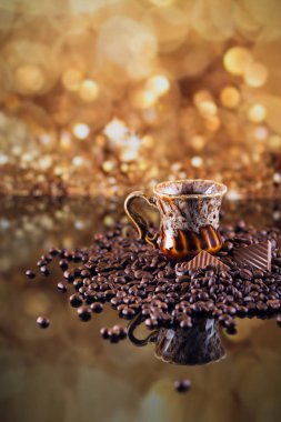 Kahve kavrulmuş kahve çekirdekleri yığını.