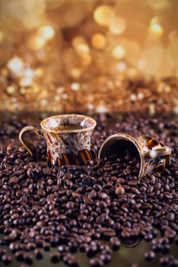 Fincan kahve ve Kupası kavrulmuş kahve çekirdekleri tam. 
