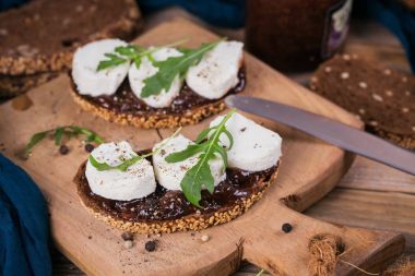 Bruschetta incir reçeliyle, keçi peyniri ile rucola