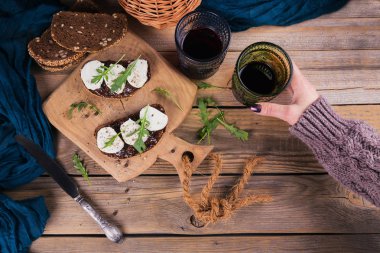 Bruschetta incir reçeliyle, keçi peyniri ile rucola