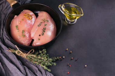 Baharat ve otlar ile çiğ tavuk fileto. 