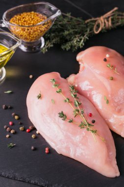 Baharat ve otlar ile çiğ tavuk fileto. 