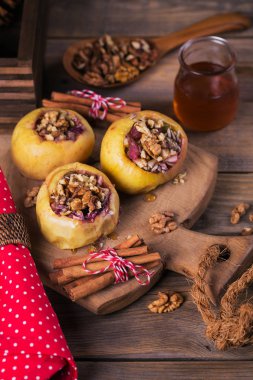 Çilek, ceviz ve bal bir tahta üzerinde pişmiş elma dolması