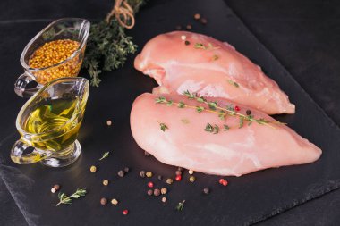 Baharat ve otlar ile çiğ tavuk fileto. 