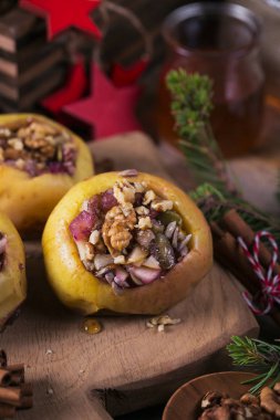 Çilek, ceviz ve bal bir tahta üzerinde pişmiş elma dolması