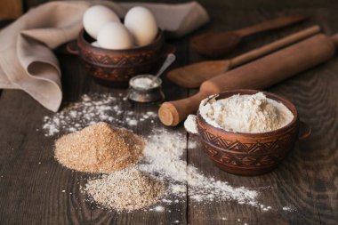 Ekmek veya kurabiye yemek pişirmek için malzemeler: kepek, un ve baharatlar