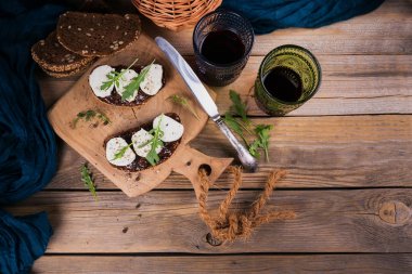 Bruschetta incir reçeliyle, keçi peyniri ile rucola