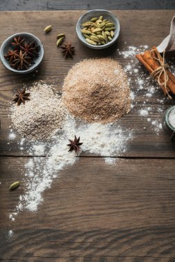 Ekmek veya kurabiye yemek pişirmek için malzemeler: kepek, un ve baharatlar