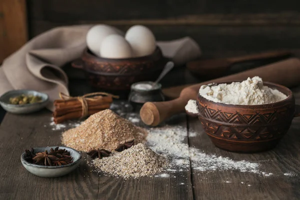 Ekmek veya kurabiye yemek pişirmek için malzemeler: kepek, un ve baharatlar — Stok fotoğraf