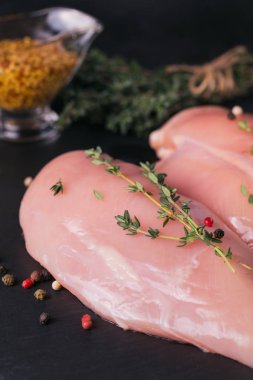 Baharat ve otlar ile çiğ tavuk fileto.