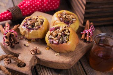 Çilek, ceviz ve bal bir tahta üzerinde pişmiş elma dolması