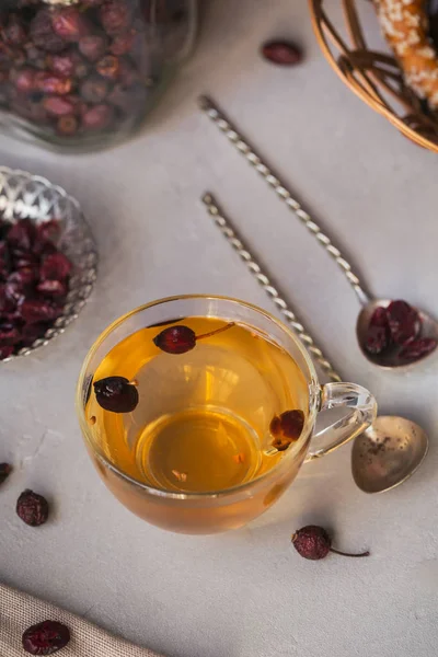Горячий травяной чай с догросом в стакане . — стоковое фото