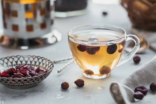 Горячий травяной чай с догросом в стакане . — стоковое фото