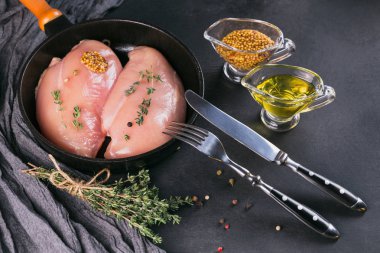 Baharat ve otlar ile siyah tavada tavuk fileto. Pişirme malzemeleri. Doğal sağlıklı gıda kavramı.