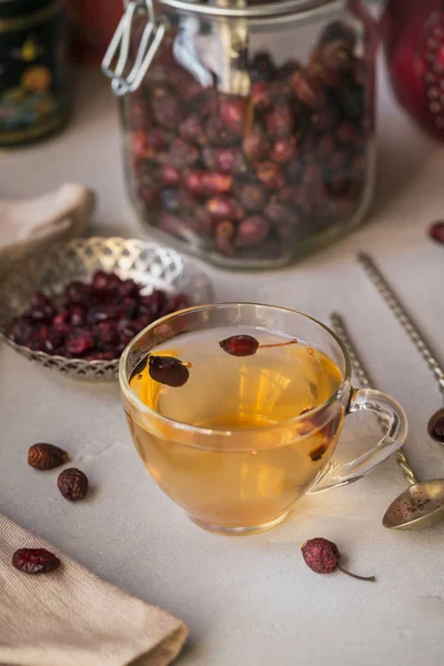 Ζεστό Τσάι Από Βότανα Ένα Τριαντάφυλλο Ένα Κύπελλο Γυαλιού Έννοια — Φωτογραφία Αρχείου