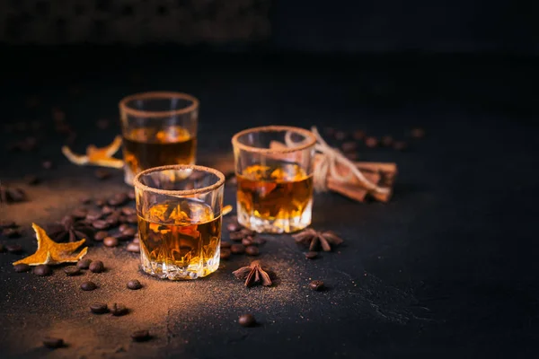Whiskey, brandewijn of likeur, specerijen, anijs sterren, koffiebonen, ci — Stockfoto