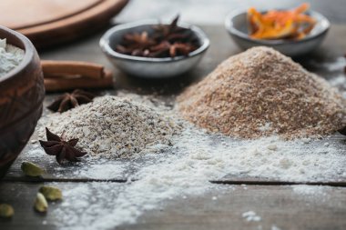 Ekmek veya kurabiye yemek pişirmek için malzemeler: kepek, un ve baharatlar