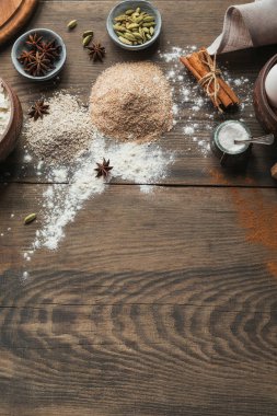 Ekmek veya kurabiye yemek pişirmek için malzemeler: kepek, un ve baharatlar