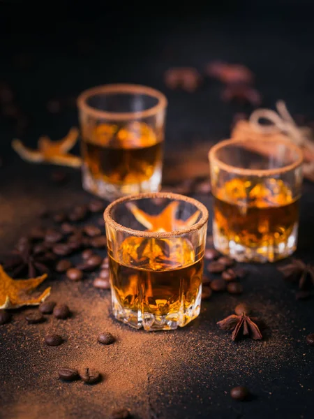 Whisky, Schnaps oder Likör, Gewürze, Anissterne, Kaffeebohnen, — Stockfoto