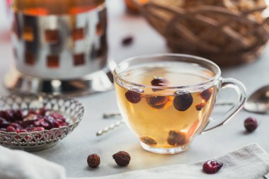 Bir dogrose bir cam bardak ile sıcak bitkisel çay. 