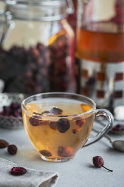 Bir dogrose bir cam bardak ile sıcak bitkisel çay. 
