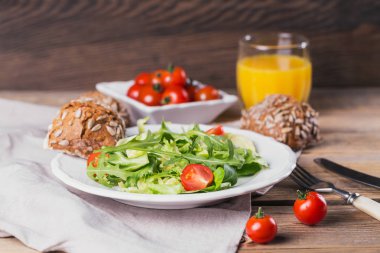 Yeşil salata, domates, kepekli ekmek ve oran ile haşlanmış yumurta
