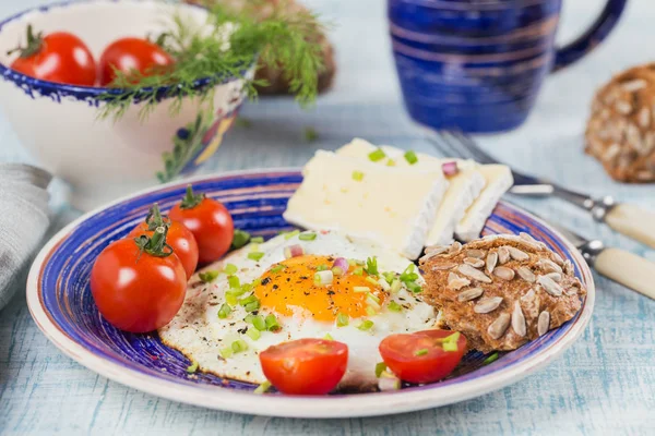 Xícara de café, um ovo, queijo e tomate cereja para brea saudável — Fotografia de Stock