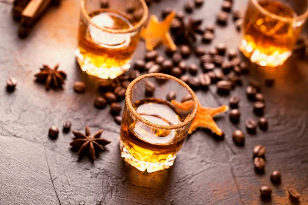Whiskey, brandy ou licor, especiarias, estrelas anis, grãos de café, ci — Fotografia de Stock