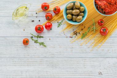 Malzemeler için hazırlık makarna spagetti - domates, zeytin yağı,