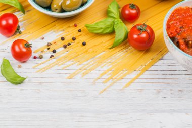 Malzemeler için hazırlık makarna spagetti - domates, zeytin yağı,