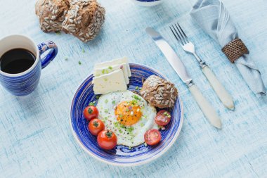 Kahve fincanı, bir yumurta, peynir ve domates sağlıklı brea için