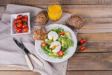 Yeşil salata, domates, kepekli ekmek ve oran ile haşlanmış yumurta