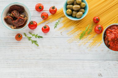 Malzemeler için hazırlık makarna spagetti - domates, zeytin yağı,
