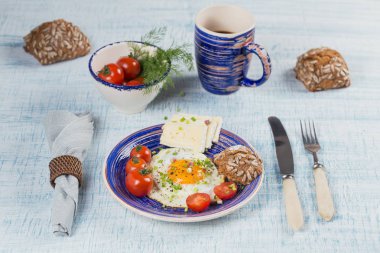 Kahve fincanı, bir yumurta, peynir ve domates sağlıklı brea için