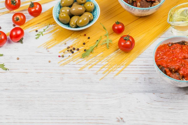 Malzemeler için hazırlık makarna spagetti - domates, zeytin yağı,