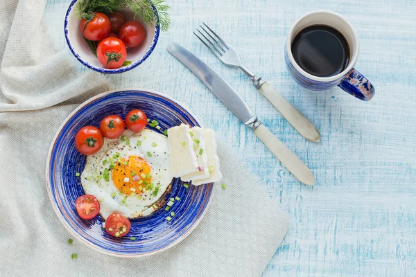 Xícara de café, um ovo, queijo e tomate cereja para brea saudável — Fotografia de Stock