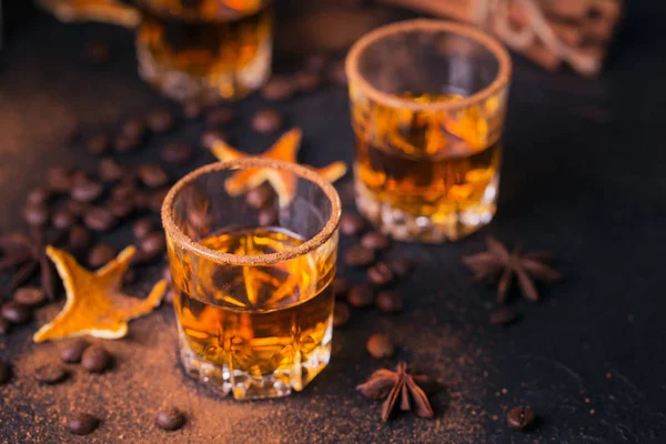 Whiskey, brandewijn of likeur, specerijen, anijs sterren, koffiebonen, ci — Stockfoto