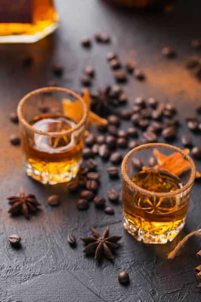 Viski, konyak veya içki, baharat, anason yıldız, kahve çekirdekleri, CI — Stok fotoğraf