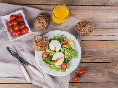 Yeşil salata, domates, kepekli ekmek ve oran ile haşlanmış yumurta