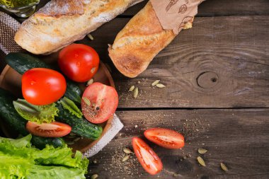 domates, salatalık, marul, baget, zeytin yağı ve baharatlar