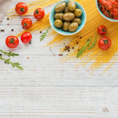 Malzemeler için hazırlık makarna spagetti - domates, zeytin yağı,