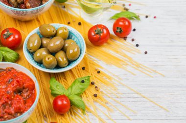 Malzemeler için hazırlık makarna spagetti - domates, zeytin yağı,