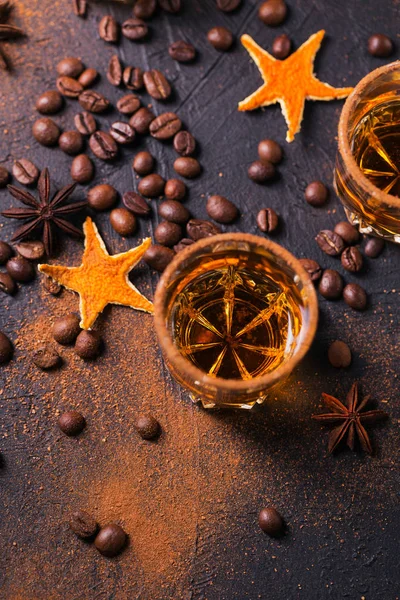 Whisky, brandy o licor, especias, estrellas del anís, granos de café, ci — Foto de Stock