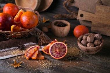Taze kırmızı turuncu meyve, anason, tarçın ve ceviz
